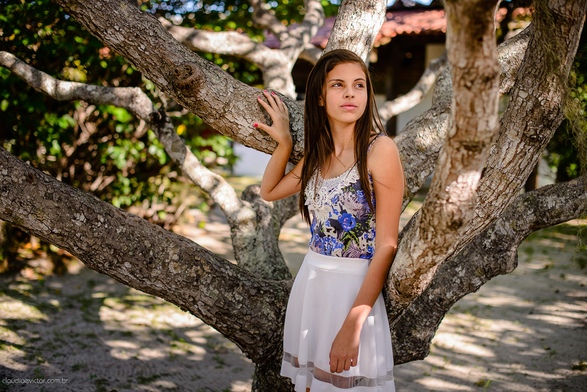 Ensaio fotográfico feminino realizado em Guarapari por fotógrafos de casamento de Vila Velha fotógrafos de casamento de Vitória fotógrafos de casamento de Serra espirito santo ES. Um lindo book de 15 anos com a menina sorrindo e feliz.