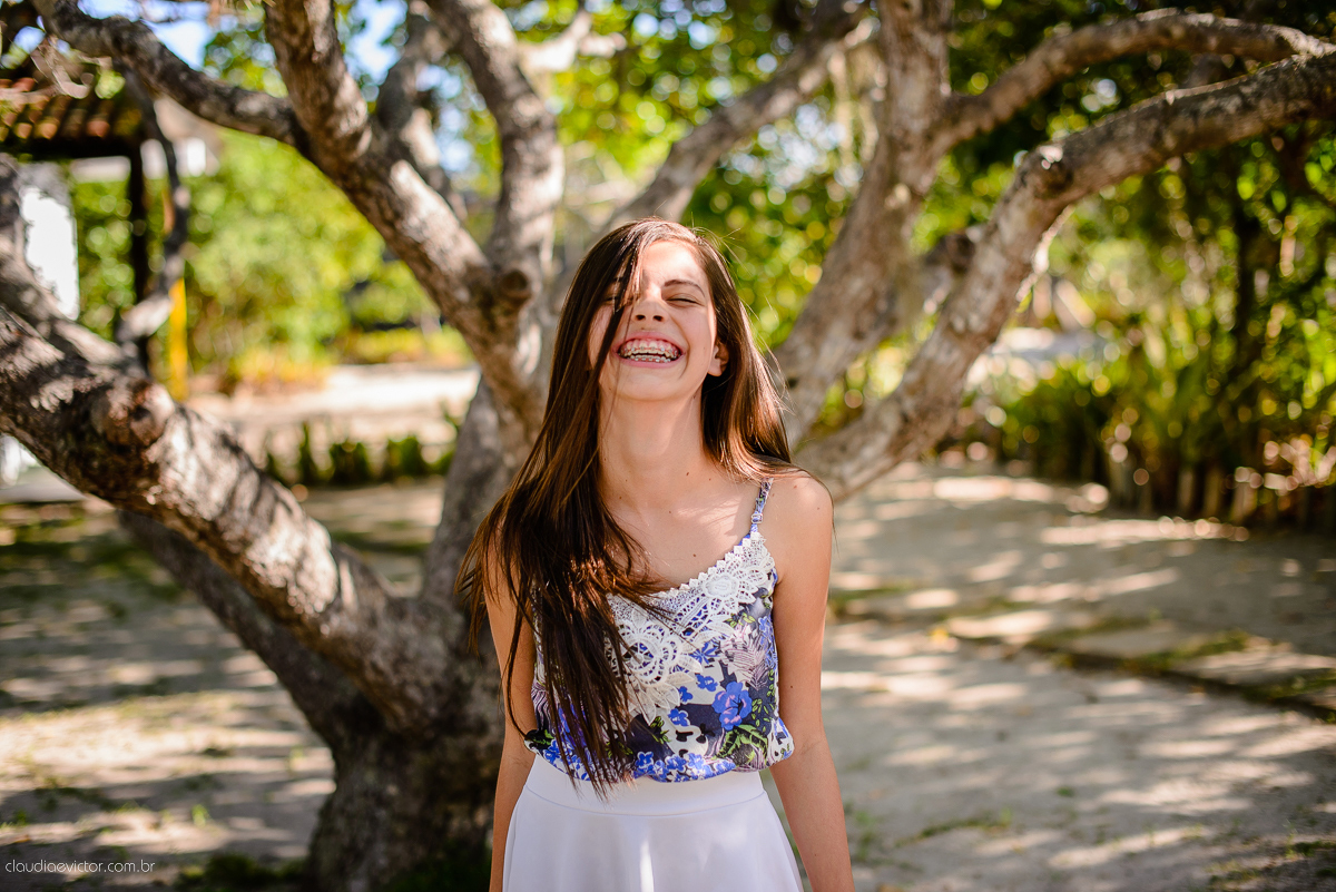Ensaio fotográfico feminino realizado em Guarapari por fotógrafos de casamento de Vila Velha fotógrafos de casamento de Vitória fotógrafos de casamento de Serra espirito santo ES. Um lindo book de 15 anos com a menina sorrindo e feliz.