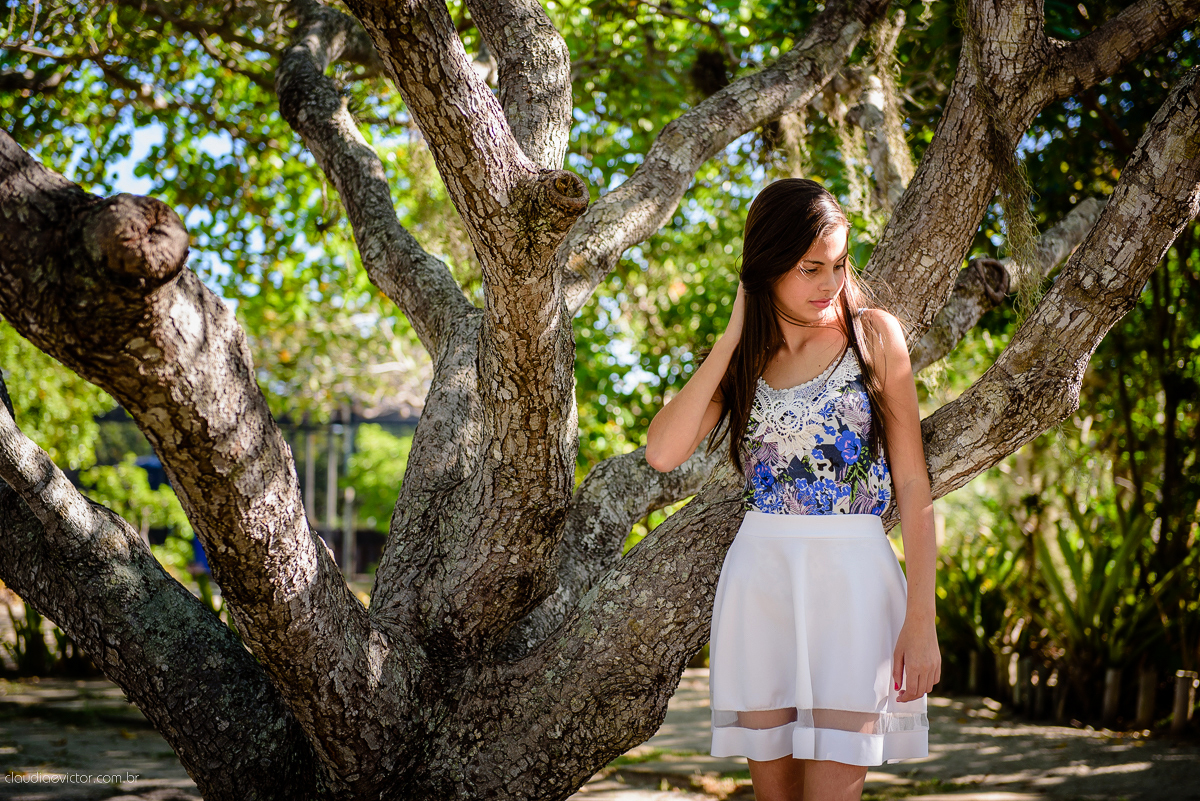 Ensaio fotográfico feminino realizado em Guarapari por fotógrafos de casamento de Vila Velha fotógrafos de casamento de Vitória fotógrafos de casamento de Serra espirito santo ES. Um lindo book de 15 anos com a menina sorrindo e feliz.