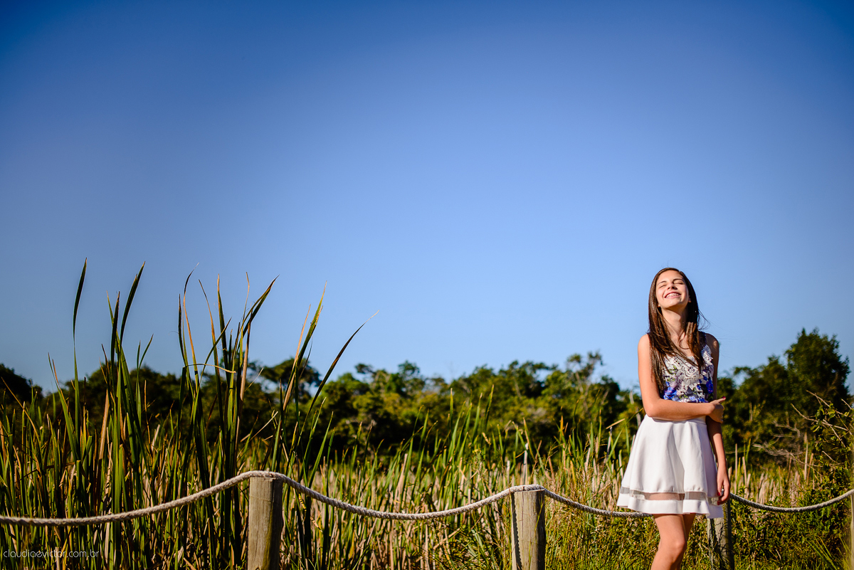Ensaio fotográfico feminino realizado em Guarapari por fotógrafos de casamento de Vila Velha fotógrafos de casamento de Vitória fotógrafos de casamento de Serra espirito santo ES. Um lindo book de 15 anos com a menina sorrindo e feliz.