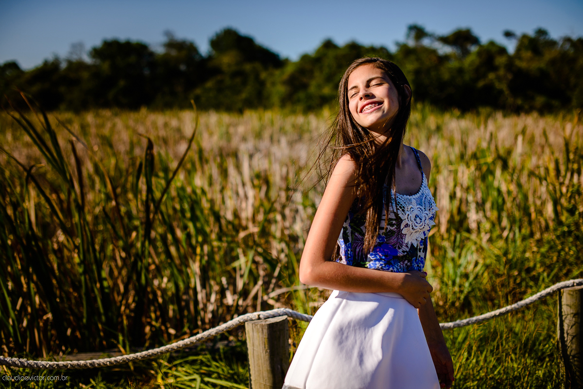 Ensaio fotográfico feminino realizado em Guarapari por fotógrafos de casamento de Vila Velha fotógrafos de casamento de Vitória fotógrafos de casamento de Serra espirito santo ES. Um lindo book de 15 anos com a menina sorrindo e feliz.
