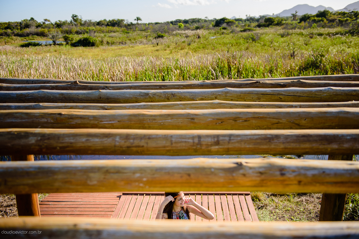 Ensaio fotográfico feminino realizado em Guarapari por fotógrafos de casamento de Vila Velha fotógrafos de casamento de Vitória fotógrafos de casamento de Serra espirito santo ES. Um lindo book de 15 anos com a menina sorrindo e feliz.