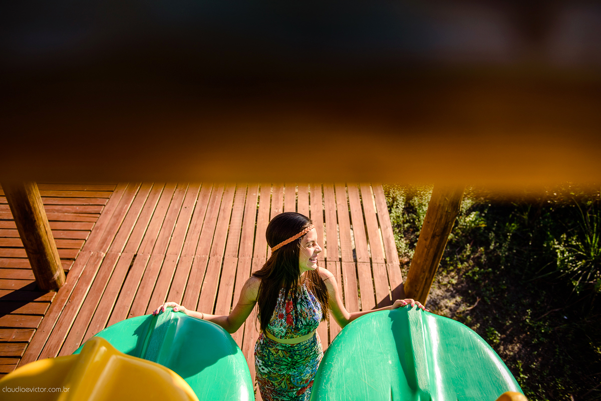 Ensaio fotográfico feminino realizado em Guarapari por fotógrafos de casamento de Vila Velha fotógrafos de casamento de Vitória fotógrafos de casamento de Serra espirito santo ES. Um lindo book de 15 anos com a menina sorrindo e feliz.