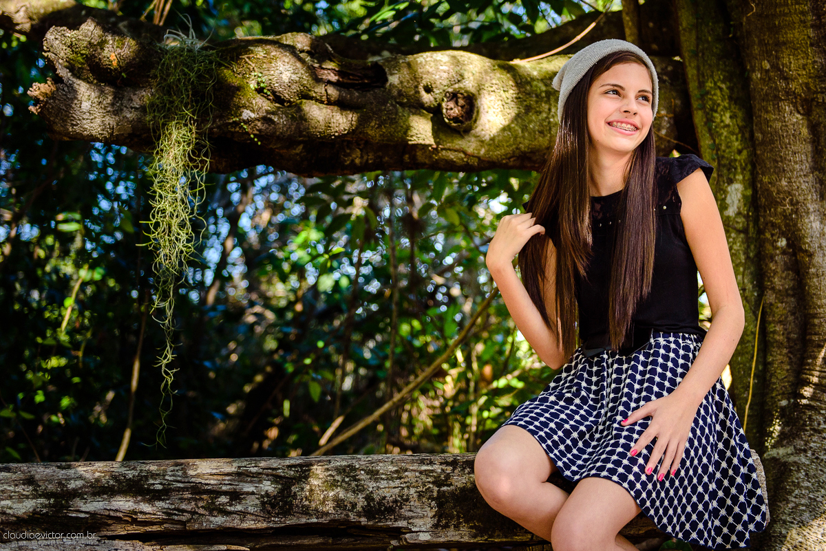 Ensaio fotográfico feminino realizado em Guarapari por fotógrafos de casamento de Vila Velha fotógrafos de casamento de Vitória fotógrafos de casamento de Serra espirito santo ES. Um lindo book de 15 anos com a menina sorrindo e feliz.
