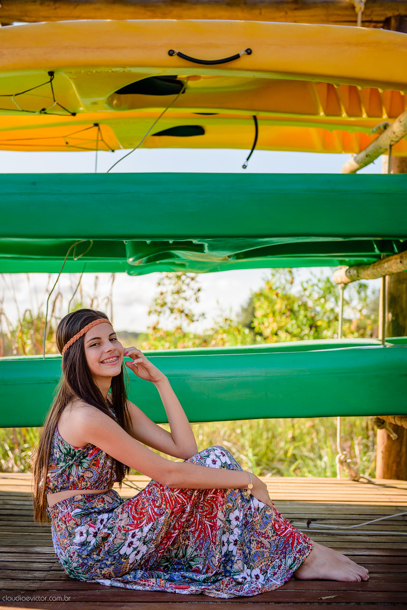 Ensaio fotográfico feminino realizado em Guarapari por fotógrafos de casamento de Vila Velha fotógrafos de casamento de Vitória fotógrafos de casamento de Serra espirito santo ES. Um lindo book de 15 anos com a menina sorrindo e feliz.