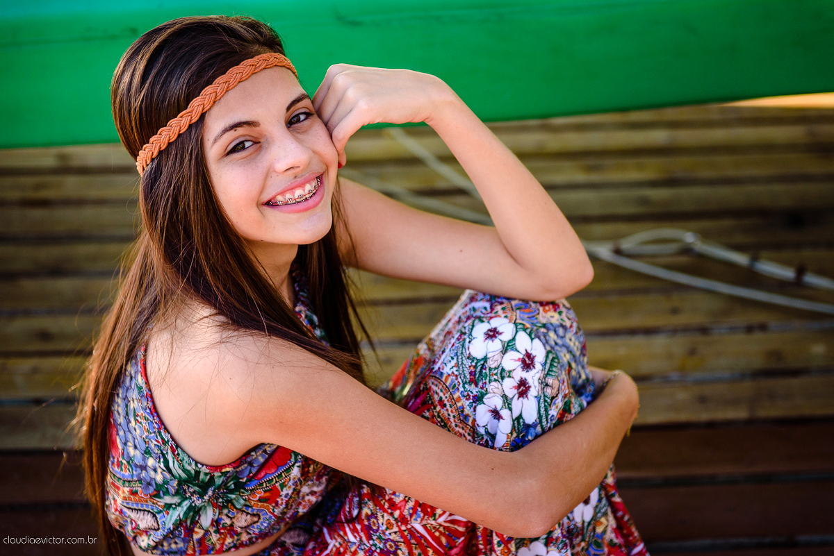 Ensaio fotográfico feminino realizado em Guarapari por fotógrafos de casamento de Vila Velha fotógrafos de casamento de Vitória fotógrafos de casamento de Serra espirito santo ES. Um lindo book de 15 anos com a menina sorrindo e feliz.