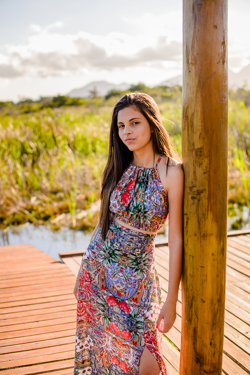 Ensaio fotográfico feminino realizado em Guarapari por fotógrafos de casamento de Vila Velha fotógrafos de casamento de Vitória fotógrafos de casamento de Serra espirito santo ES. Um lindo book de 15 anos com a menina sorrindo e feliz.