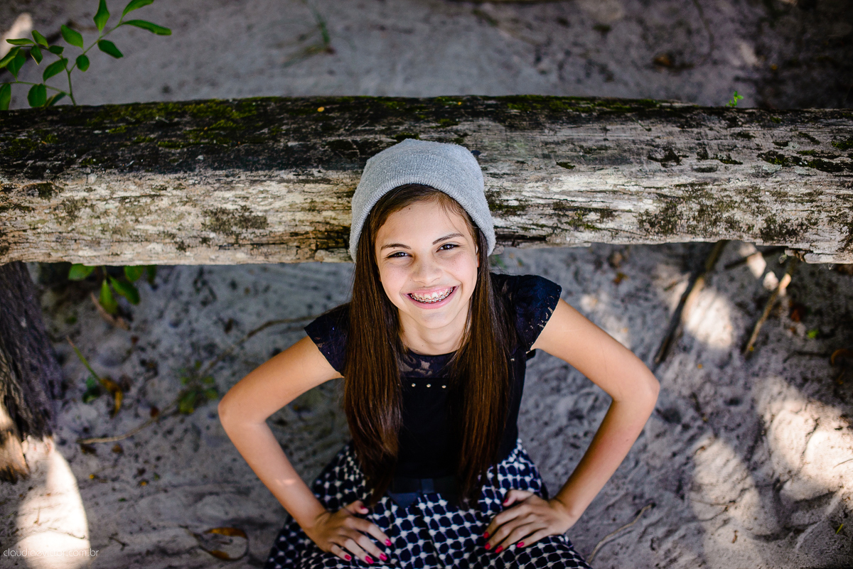 Ensaio fotográfico feminino realizado em Guarapari por fotógrafos de casamento de Vila Velha fotógrafos de casamento de Vitória fotógrafos de casamento de Serra espirito santo ES. Um lindo book de 15 anos com a menina sorrindo e feliz.