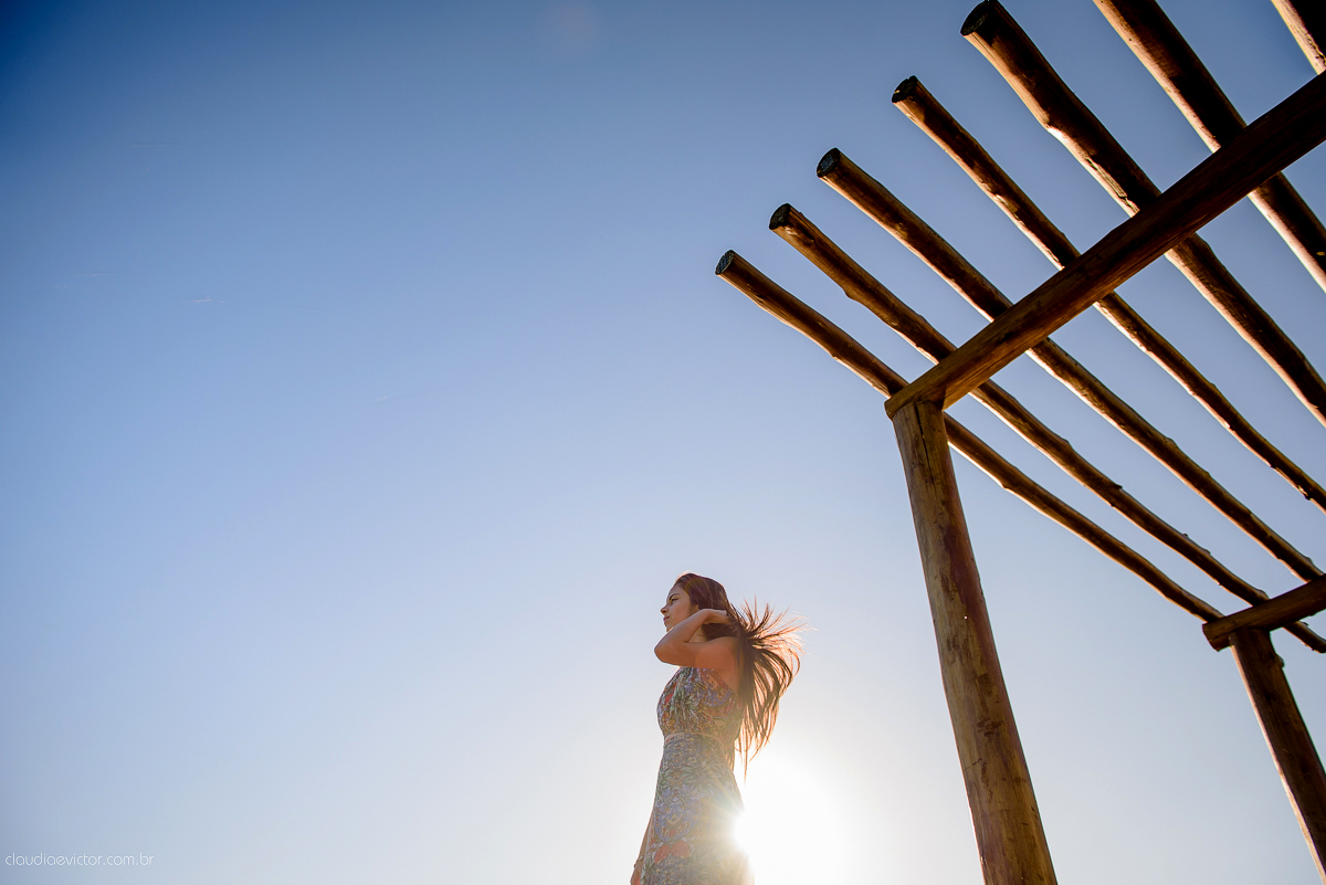 Ensaio fotográfico feminino realizado em Guarapari por fotógrafos de casamento de Vila Velha fotógrafos de casamento de Vitória fotógrafos de casamento de Serra espirito santo ES. Um lindo book de 15 anos com a menina sorrindo e feliz.