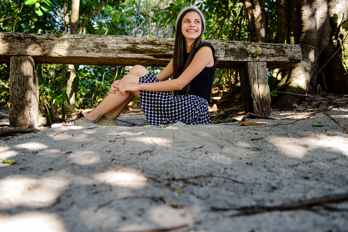 Ensaio fotográfico feminino realizado em Guarapari por fotógrafos de casamento de Vila Velha fotógrafos de casamento de Vitória fotógrafos de casamento de Serra espirito santo ES. Um lindo book de 15 anos com a menina sorrindo e feliz.