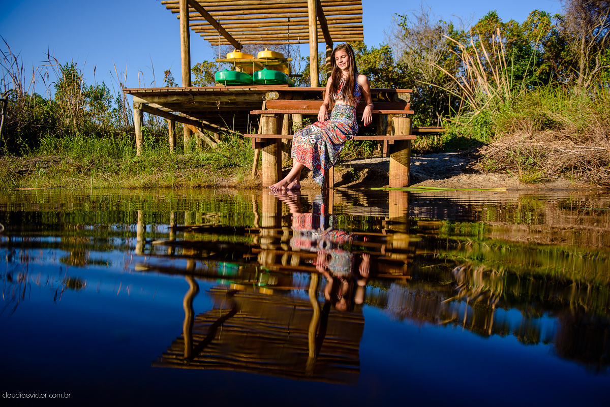 Ensaio fotográfico feminino realizado em Guarapari por fotógrafos de casamento de Vila Velha fotógrafos de casamento de Vitória fotógrafos de casamento de Serra espirito santo ES. Um lindo book de 15 anos com a menina sorrindo e feliz.