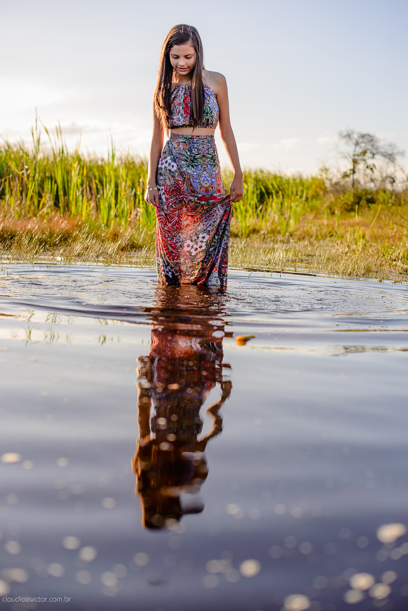 Ensaio fotográfico feminino realizado em Guarapari por fotógrafos de casamento de Vila Velha fotógrafos de casamento de Vitória fotógrafos de casamento de Serra espirito santo ES. Um lindo book de 15 anos com a menina sorrindo e feliz.
