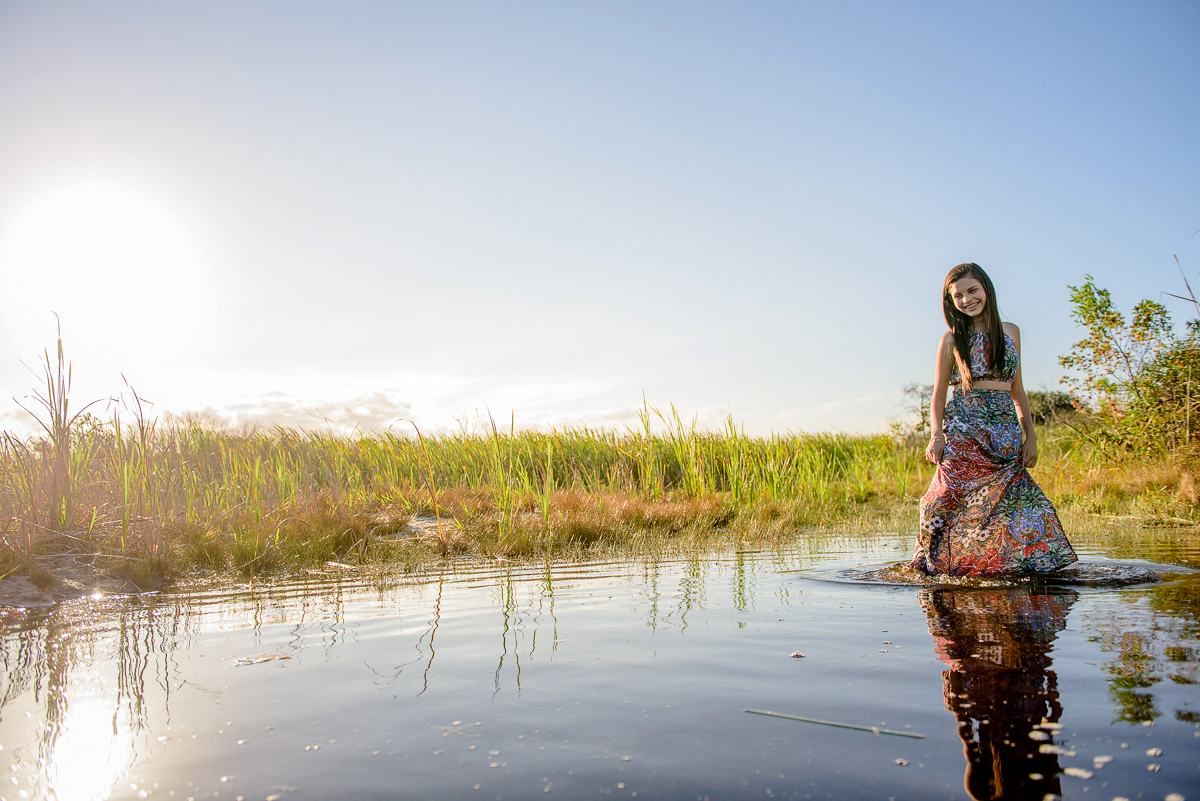 Ensaio fotográfico feminino realizado em Guarapari por fotógrafos de casamento de Vila Velha fotógrafos de casamento de Vitória fotógrafos de casamento de Serra espirito santo ES. Um lindo book de 15 anos com a menina sorrindo e feliz.