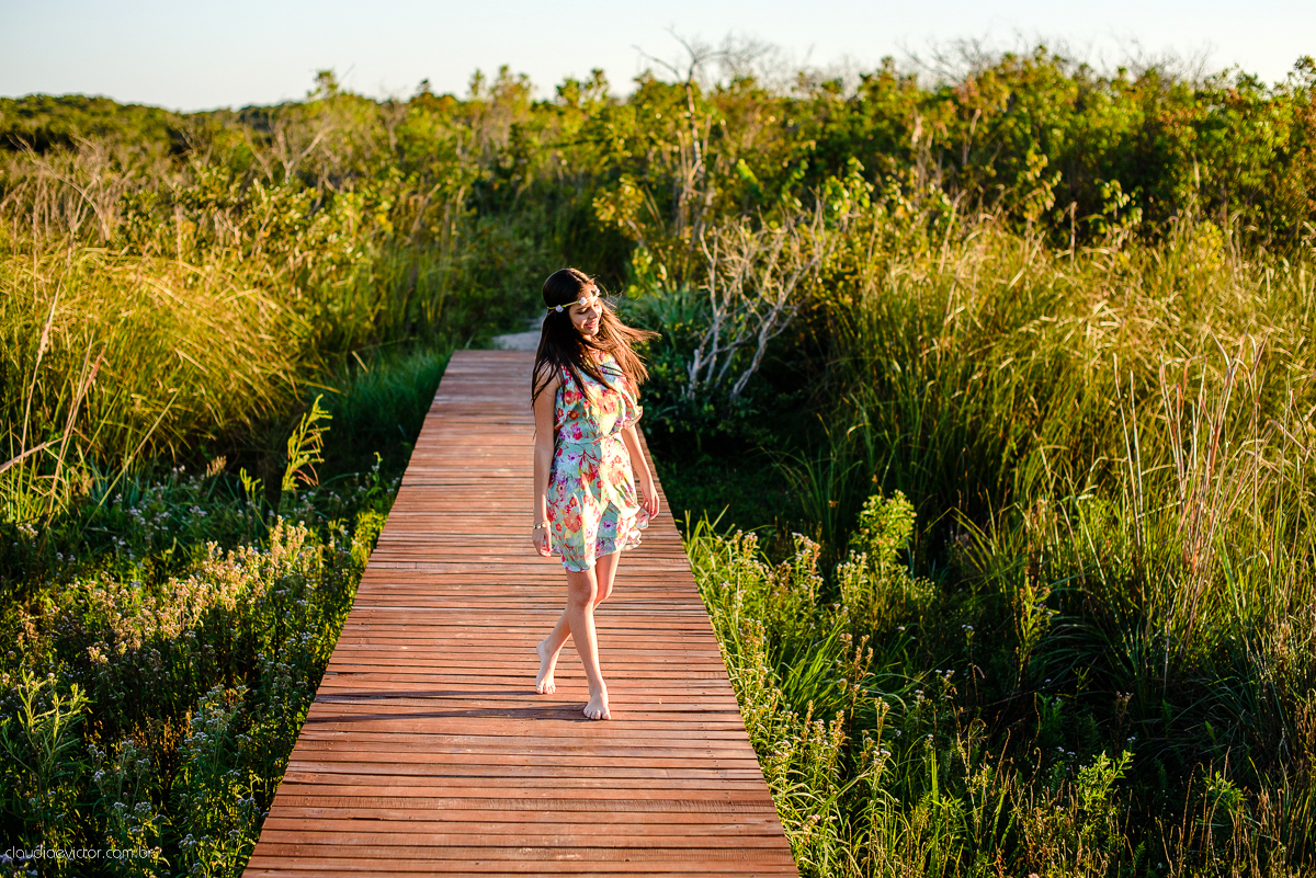 Ensaio fotográfico feminino realizado em Guarapari por fotógrafos de casamento de Vila Velha fotógrafos de casamento de Vitória fotógrafos de casamento de Serra espirito santo ES. Um lindo book de 15 anos com a menina sorrindo e feliz.