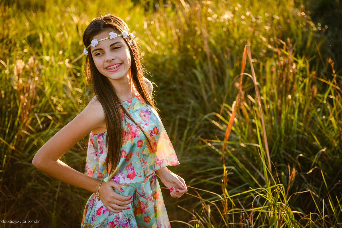 Ensaio fotográfico feminino realizado em Guarapari por fotógrafos de casamento de Vila Velha fotógrafos de casamento de Vitória fotógrafos de casamento de Serra espirito santo ES. Um lindo book de 15 anos com a menina sorrindo e feliz.