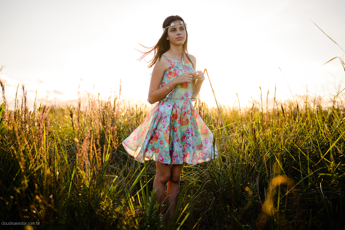 Ensaio fotográfico feminino realizado em Guarapari por fotógrafos de casamento de Vila Velha fotógrafos de casamento de Vitória fotógrafos de casamento de Serra espirito santo ES. Um lindo book de 15 anos com a menina sorrindo e feliz.