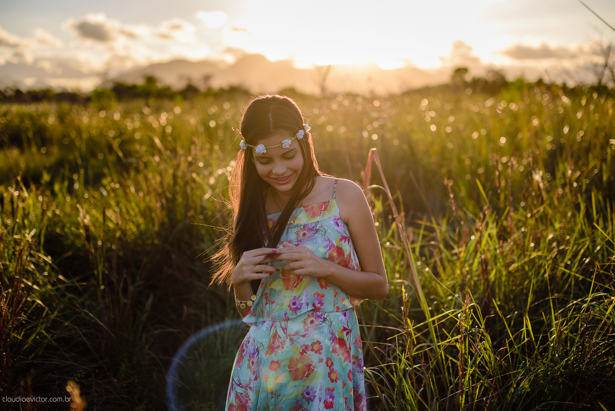 Ensaio fotográfico feminino realizado em Guarapari por fotógrafos de casamento de Vila Velha fotógrafos de casamento de Vitória fotógrafos de casamento de Serra espirito santo ES. Um lindo book de 15 anos com a menina sorrindo e feliz.