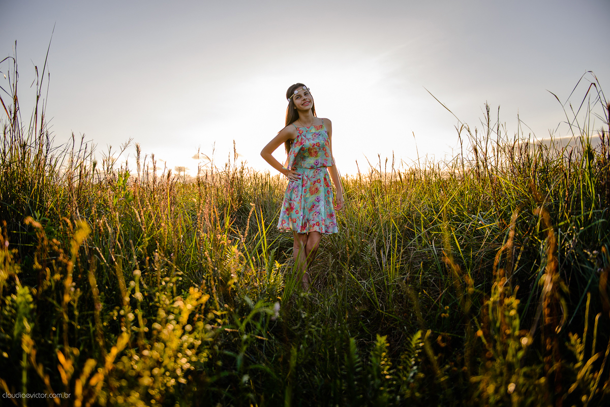 Ensaio fotográfico feminino realizado em Guarapari por fotógrafos de casamento de Vila Velha fotógrafos de casamento de Vitória fotógrafos de casamento de Serra espirito santo ES. Um lindo book de 15 anos com a menina sorrindo e feliz.