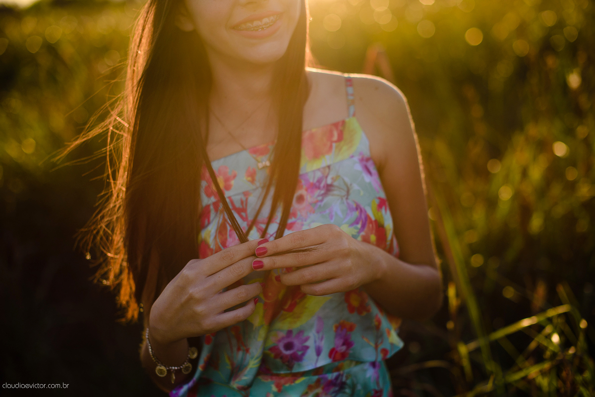 Ensaio fotográfico feminino realizado em Guarapari por fotógrafos de casamento de Vila Velha fotógrafos de casamento de Vitória fotógrafos de casamento de Serra espirito santo ES. Um lindo book de 15 anos com a menina sorrindo e feliz.