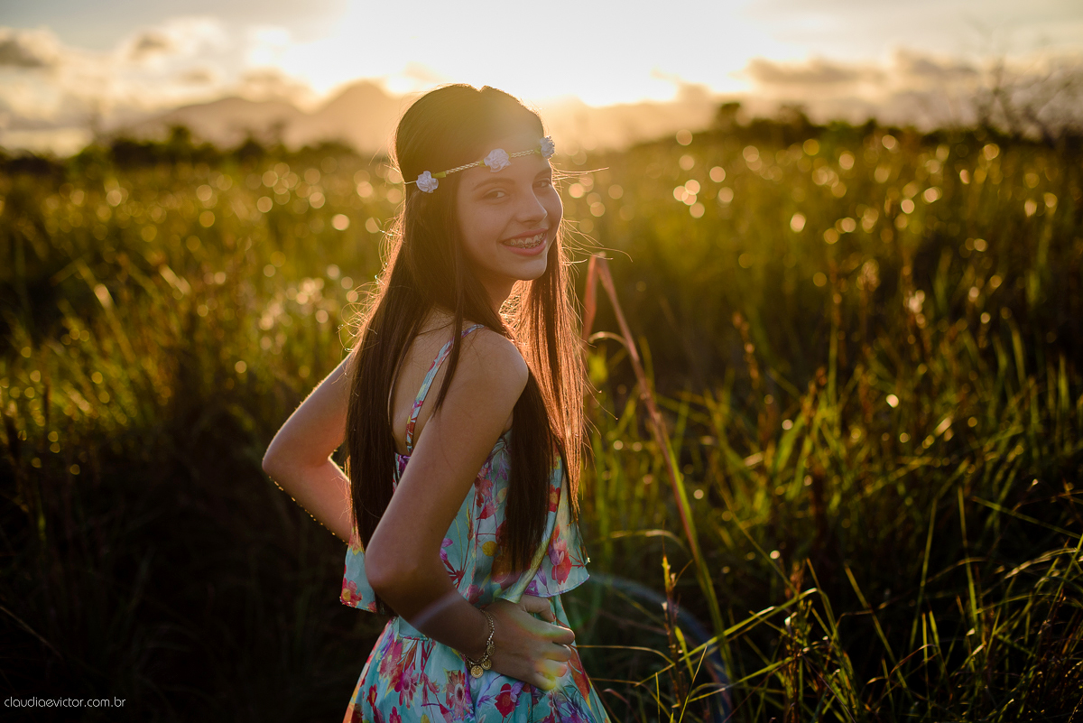 Ensaio fotográfico feminino realizado em Guarapari por fotógrafos de casamento de Vila Velha fotógrafos de casamento de Vitória fotógrafos de casamento de Serra espirito santo ES. Um lindo book de 15 anos com a menina sorrindo e feliz.