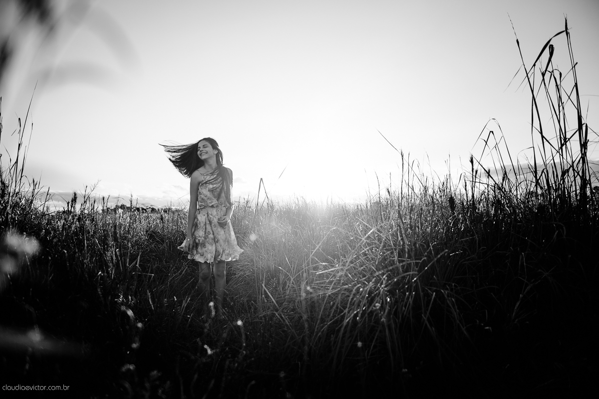 Ensaio fotográfico feminino realizado em Guarapari por fotógrafos de casamento de Vila Velha fotógrafos de casamento de Vitória fotógrafos de casamento de Serra espirito santo ES. Um lindo book de 15 anos com a menina sorrindo e feliz.