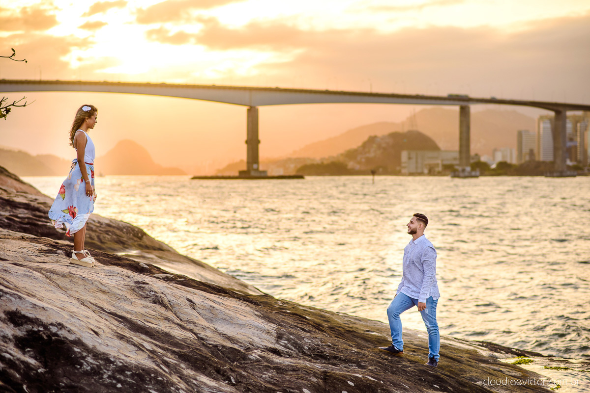 Lindo ensaio de casal pre wedding com noivo noiva feito por fotógrafos de casamento de vila velha fotógrafos de casamento de vitória fotógrafos de casamento de serra espirito santo es com praia por do sol e farol santa luzia
