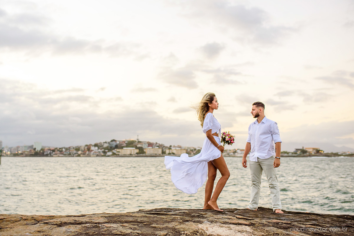 Lindo ensaio de casal pre wedding com noivo noiva feito por fotógrafos de casamento de vila velha fotógrafos de casamento de vitória fotógrafos de casamento de serra espirito santo es com praia por do sol e farol santa luzia