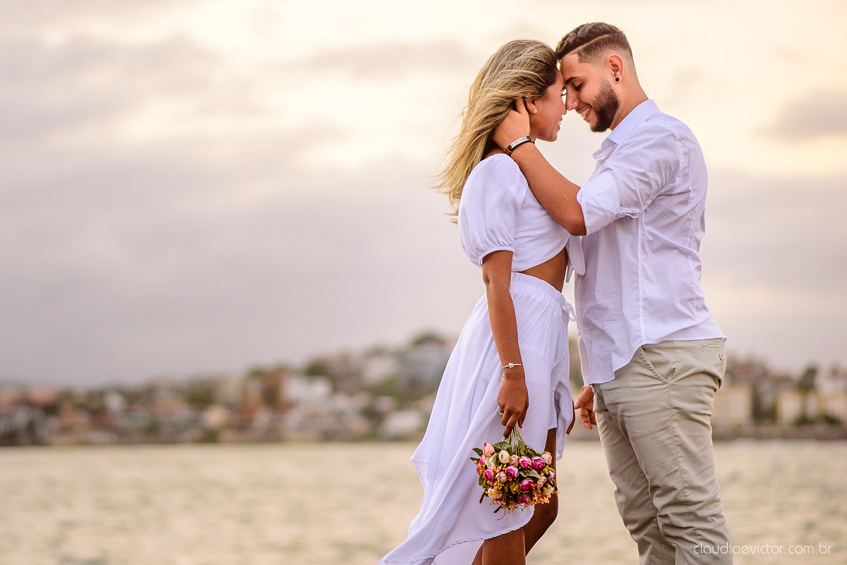Lindo ensaio de casal pre wedding com noivo noiva feito por fotógrafos de casamento de vila velha fotógrafos de casamento de vitória fotógrafos de casamento de serra espirito santo es com praia por do sol e farol santa luzia