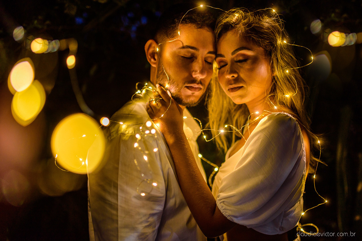 Lindo ensaio de casal pre wedding com noivo noiva feito por fotógrafos de casamento de vila velha fotógrafos de casamento de vitória fotógrafos de casamento de serra espirito santo es com praia por do sol e farol santa luzia