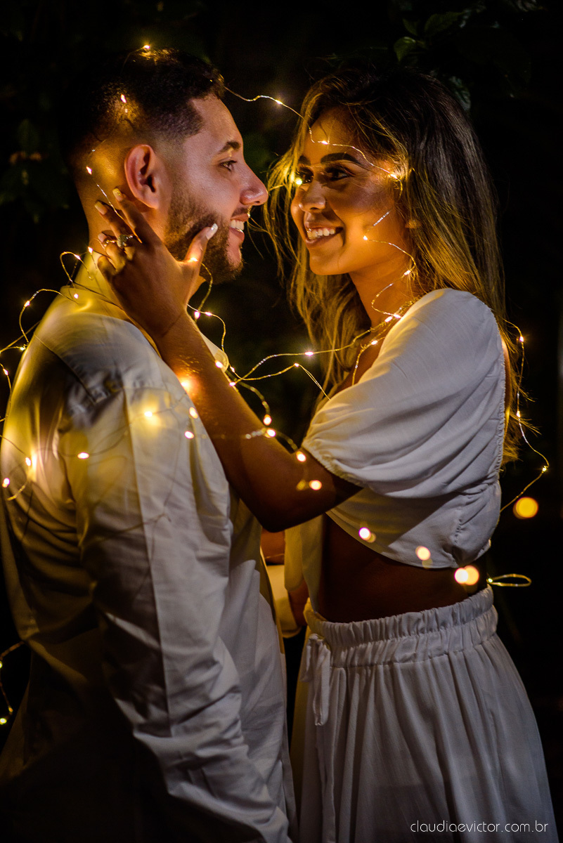 Lindo ensaio de casal pre wedding com noivo noiva feito por fotógrafos de casamento de vila velha fotógrafos de casamento de vitória fotógrafos de casamento de serra espirito santo es com praia por do sol e farol santa luzia