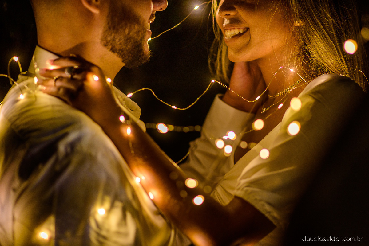 Lindo ensaio de casal pre wedding com noivo noiva feito por fotógrafos de casamento de vila velha fotógrafos de casamento de vitória fotógrafos de casamento de serra espirito santo es com praia por do sol e farol santa luzia