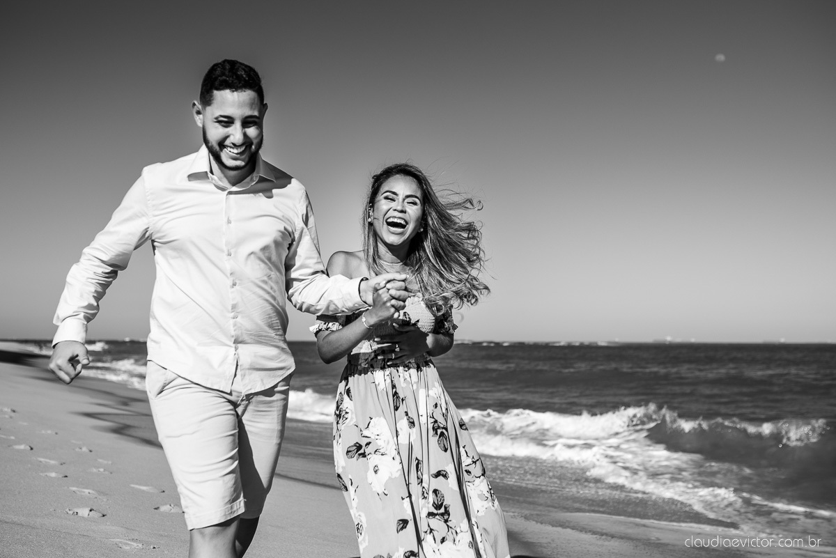 Lindo ensaio de casal pre wedding com noivo noiva feito por fotógrafos de casamento de vila velha fotógrafos de casamento de vitória fotógrafos de casamento de serra espirito santo es com praia por do sol e farol santa luzia