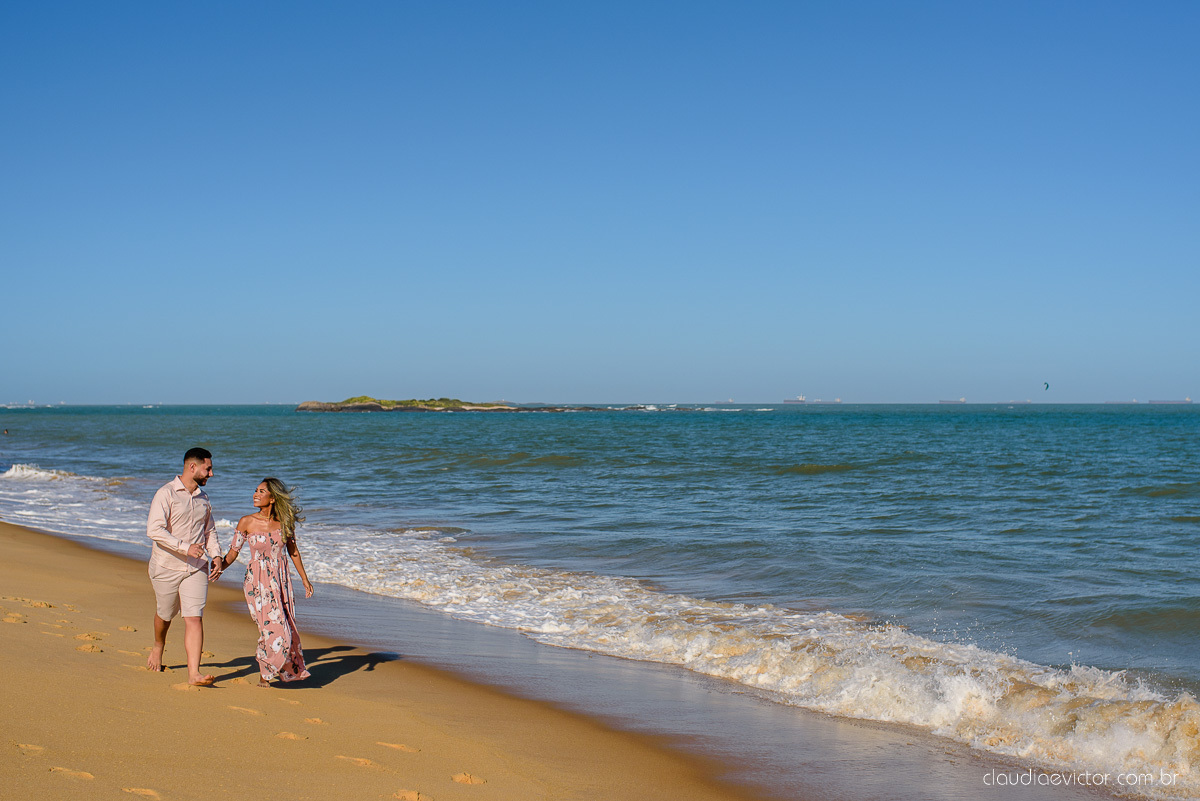 Lindo ensaio de casal pre wedding com noivo noiva feito por fotógrafos de casamento de vila velha fotógrafos de casamento de vitória fotógrafos de casamento de serra espirito santo es com praia por do sol e farol santa luzia