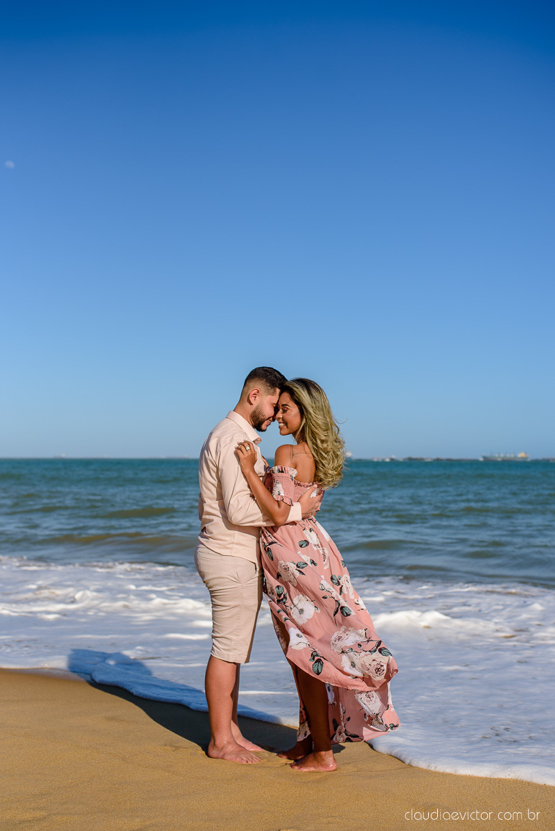 Lindo ensaio de casal pre wedding com noivo noiva feito por fotógrafos de casamento de vila velha fotógrafos de casamento de vitória fotógrafos de casamento de serra espirito santo es com praia por do sol e farol santa luzia