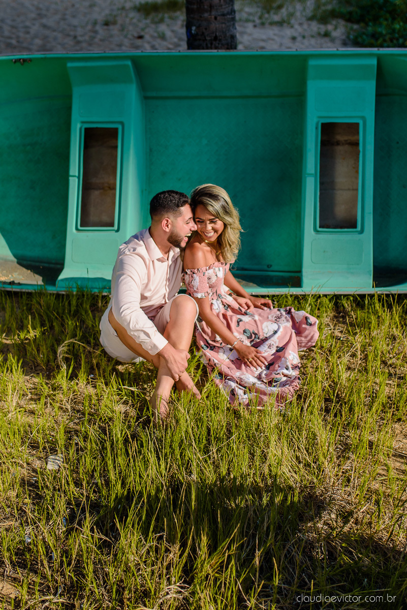 Lindo ensaio de casal pre wedding com noivo noiva feito por fotógrafos de casamento de vila velha fotógrafos de casamento de vitória fotógrafos de casamento de serra espirito santo es com praia por do sol e farol santa luzia