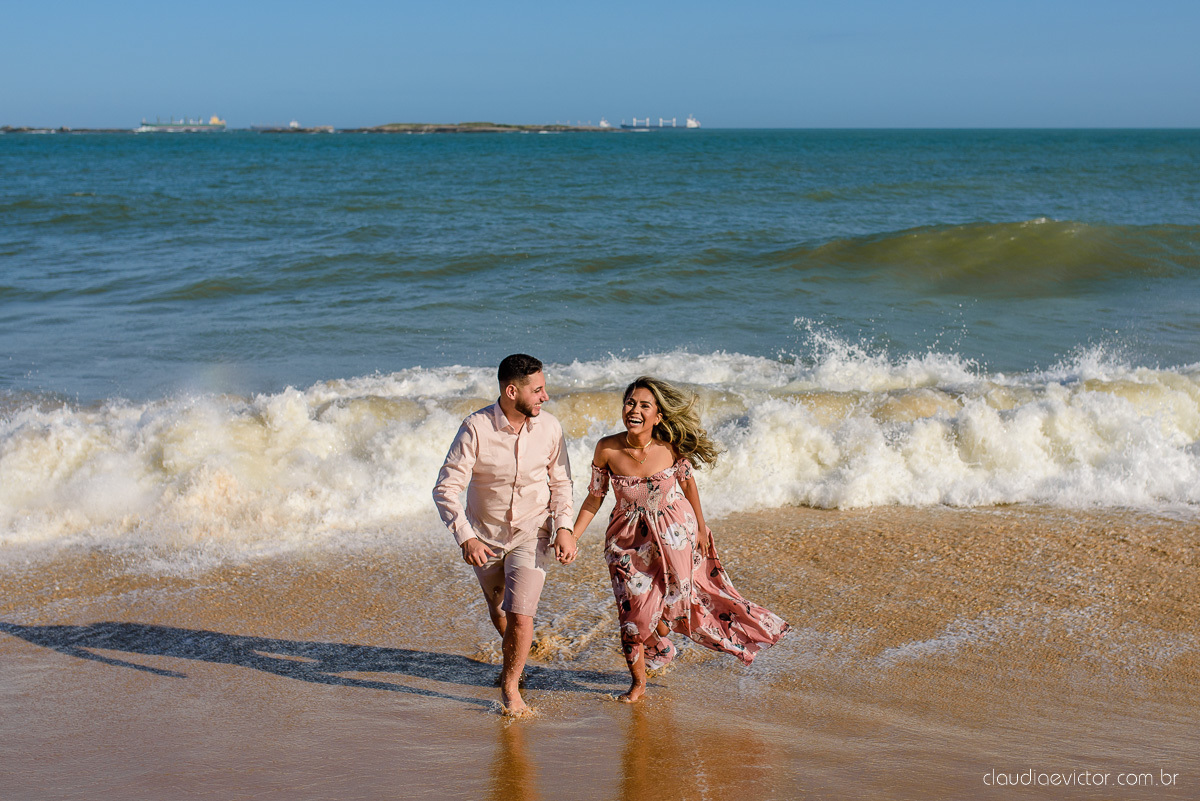Lindo ensaio de casal pre wedding com noivo noiva feito por fotógrafos de casamento de vila velha fotógrafos de casamento de vitória fotógrafos de casamento de serra espirito santo es com praia por do sol e farol santa luzia