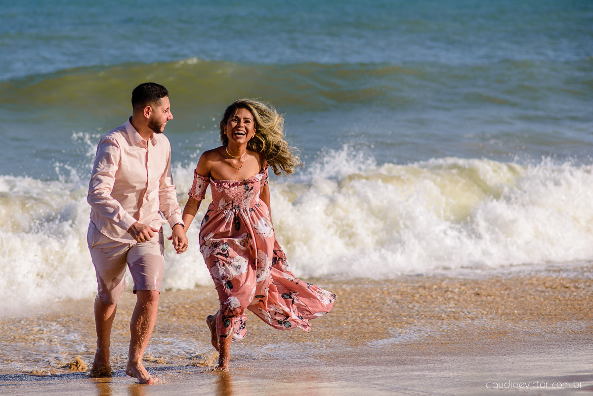 Lindo ensaio de casal pre wedding com noivo noiva feito por fotógrafos de casamento de vila velha fotógrafos de casamento de vitória fotógrafos de casamento de serra espirito santo es com praia por do sol e farol santa luzia