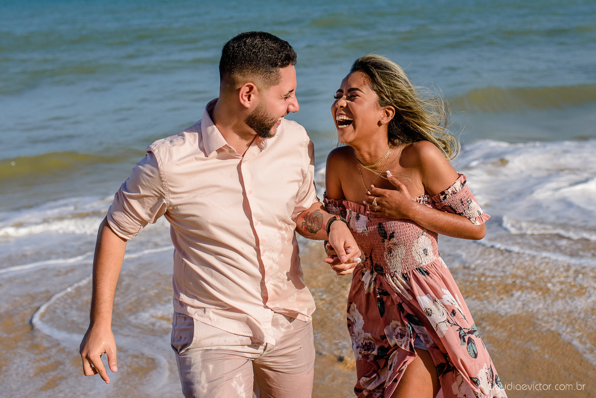 Lindo ensaio de casal pre wedding com noivo noiva feito por fotógrafos de casamento de vila velha fotógrafos de casamento de vitória fotógrafos de casamento de serra espirito santo es com praia por do sol e farol santa luzia