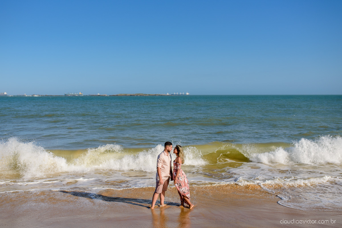 Lindo ensaio de casal pre wedding com noivo noiva feito por fotógrafos de casamento de vila velha fotógrafos de casamento de vitória fotógrafos de casamento de serra espirito santo es com praia por do sol e farol santa luzia