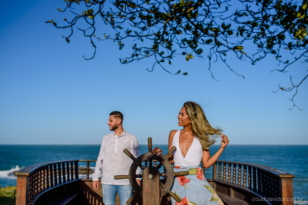 Lindo ensaio de casal pre wedding com noivo noiva feito por fotógrafos de casamento de vila velha fotógrafos de casamento de vitória fotógrafos de casamento de serra espirito santo es com praia por do sol e farol santa luzia