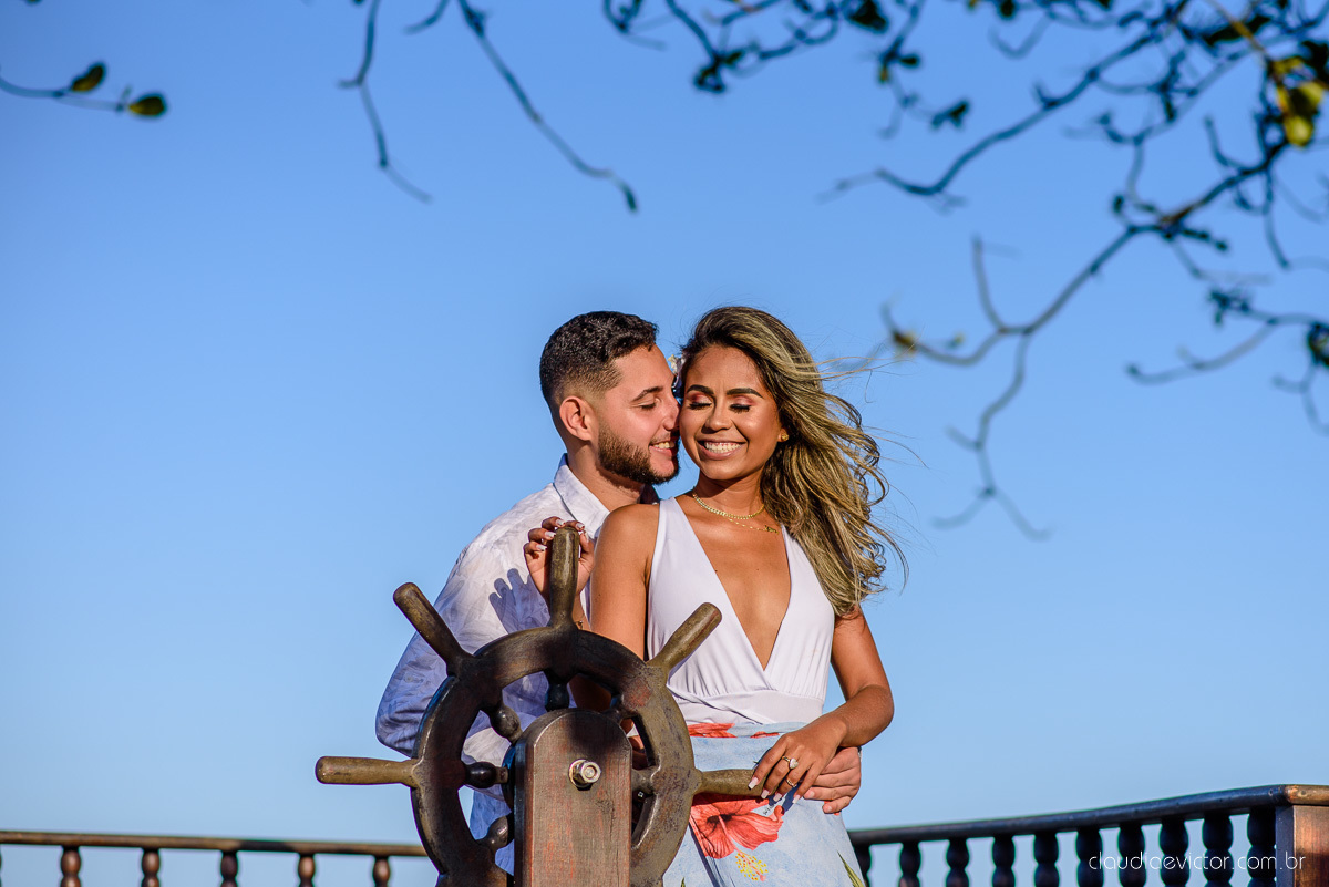 Lindo ensaio de casal pre wedding com noivo noiva feito por fotógrafos de casamento de vila velha fotógrafos de casamento de vitória fotógrafos de casamento de serra espirito santo es com praia por do sol e farol santa luzia