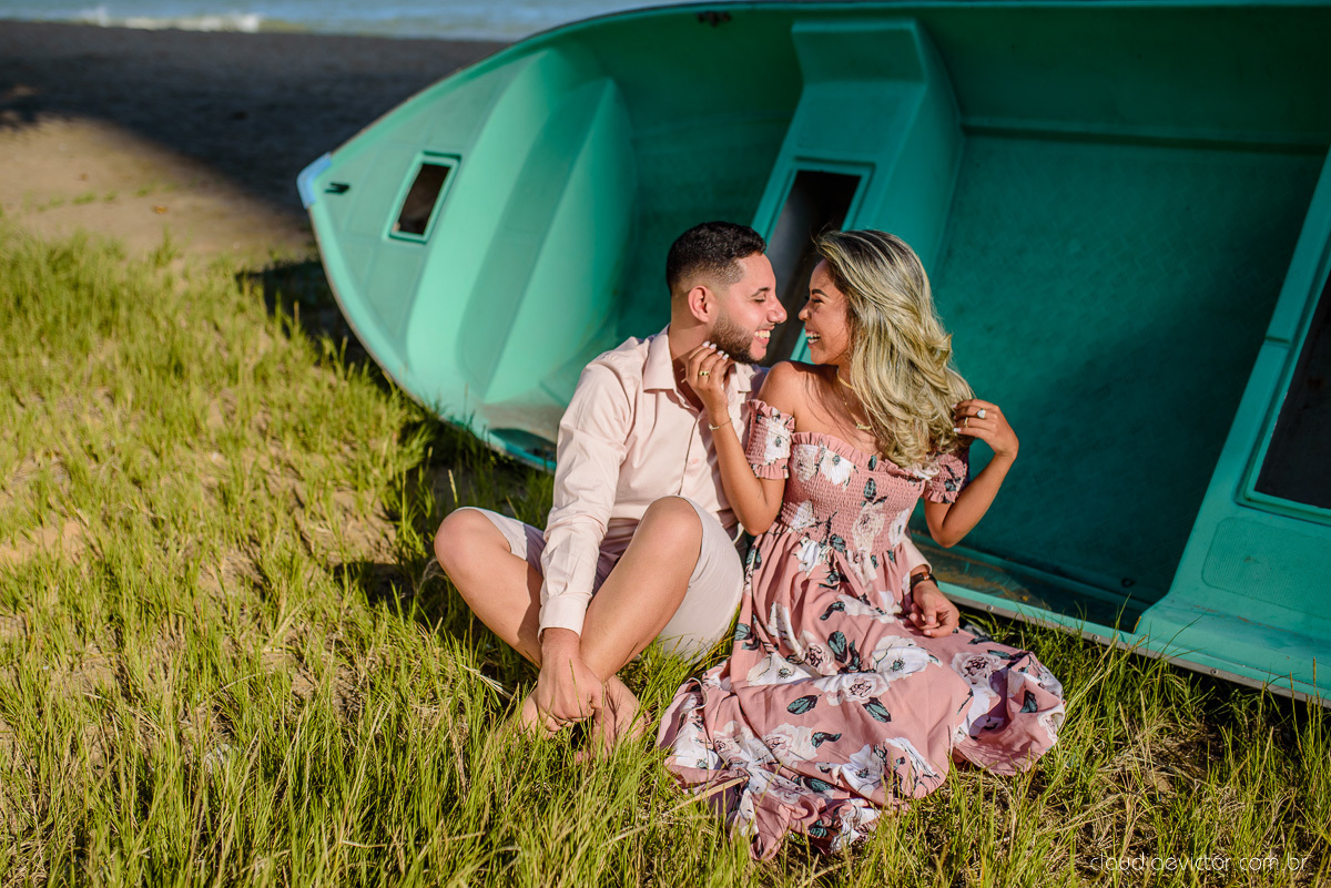 Lindo ensaio de casal pre wedding com noivo noiva feito por fotógrafos de casamento de vila velha fotógrafos de casamento de vitória fotógrafos de casamento de serra espirito santo es com praia por do sol e farol santa luzia