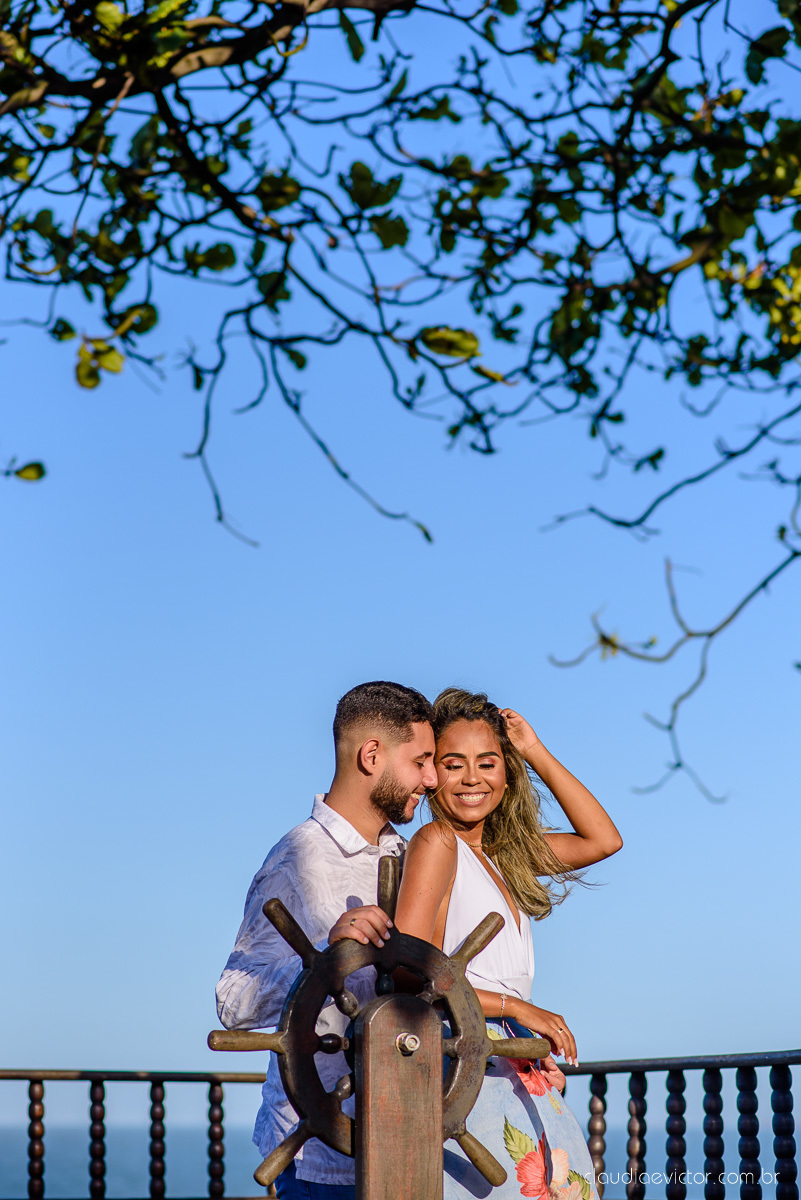 Lindo ensaio de casal pre wedding com noivo noiva feito por fotógrafos de casamento de vila velha fotógrafos de casamento de vitória fotógrafos de casamento de serra espirito santo es com praia por do sol e farol santa luzia