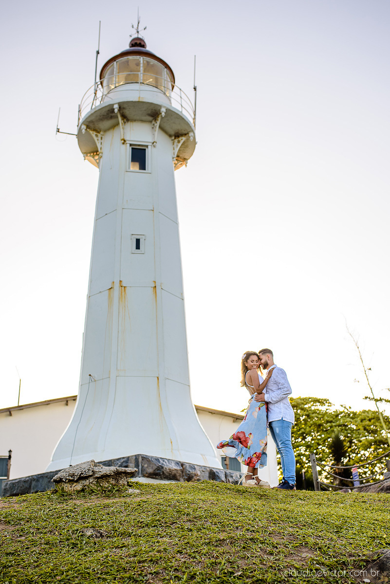 Lindo ensaio de casal pre wedding com noivo noiva feito por fotógrafos de casamento de vila velha fotógrafos de casamento de vitória fotógrafos de casamento de serra espirito santo es com praia por do sol e farol santa luzia