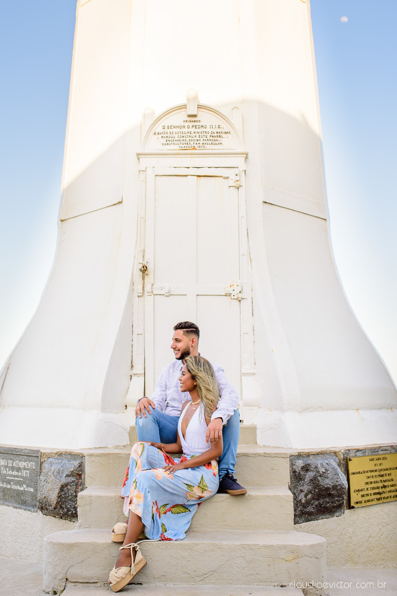 Lindo ensaio de casal pre wedding com noivo noiva feito por fotógrafos de casamento de vila velha fotógrafos de casamento de vitória fotógrafos de casamento de serra espirito santo es com praia por do sol e farol santa luzia