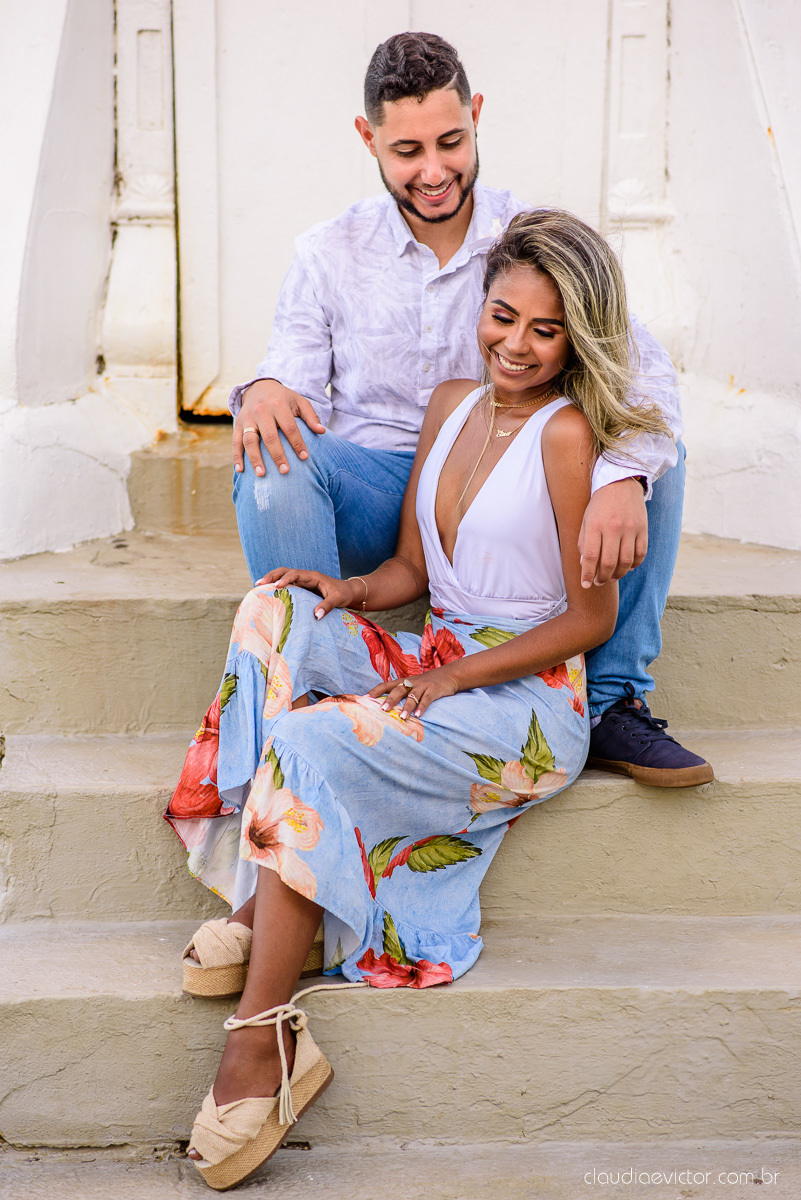 Lindo ensaio de casal pre wedding com noivo noiva feito por fotógrafos de casamento de vila velha fotógrafos de casamento de vitória fotógrafos de casamento de serra espirito santo es com praia por do sol e farol santa luzia