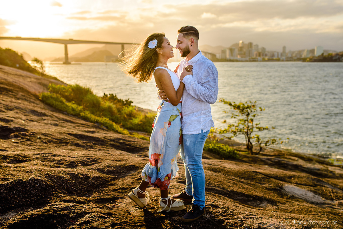 Lindo ensaio de casal pre wedding com noivo noiva feito por fotógrafos de casamento de vila velha fotógrafos de casamento de vitória fotógrafos de casamento de serra espirito santo es com praia por do sol e farol santa luzia