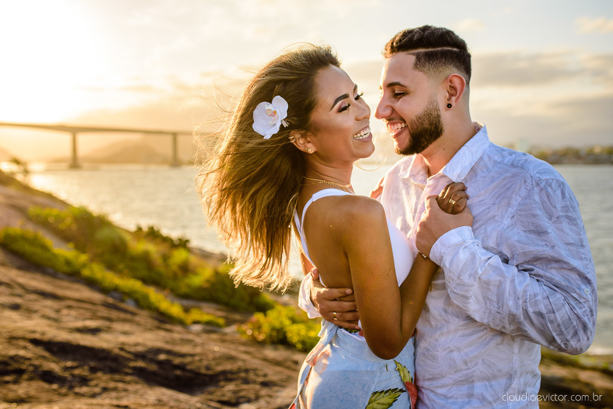 Lindo ensaio de casal pre wedding com noivo noiva feito por fotógrafos de casamento de vila velha fotógrafos de casamento de vitória fotógrafos de casamento de serra espirito santo es com praia por do sol e farol santa luzia