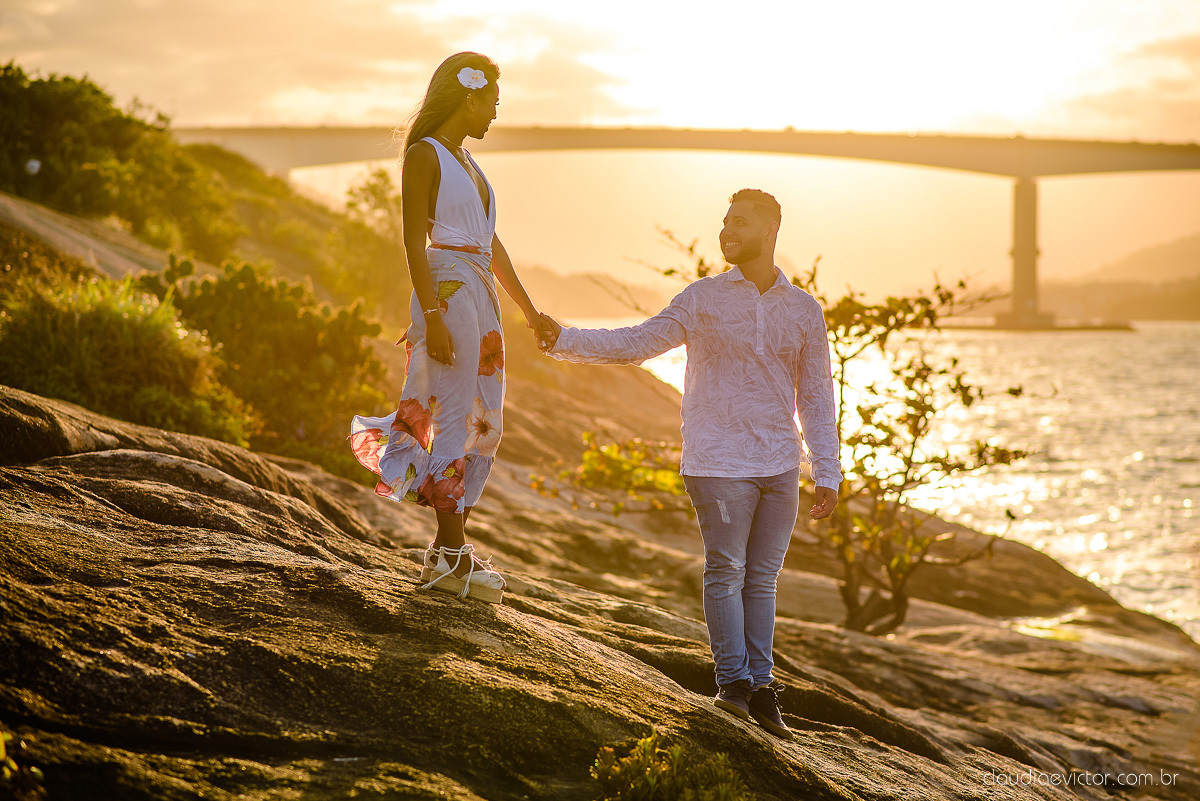 Lindo ensaio de casal pre wedding com noivo noiva feito por fotógrafos de casamento de vila velha fotógrafos de casamento de vitória fotógrafos de casamento de serra espirito santo es com praia por do sol e farol santa luzia