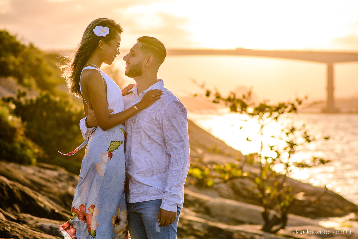Lindo ensaio de casal pre wedding com noivo noiva feito por fotógrafos de casamento de vila velha fotógrafos de casamento de vitória fotógrafos de casamento de serra espirito santo es com praia por do sol e farol santa luzia